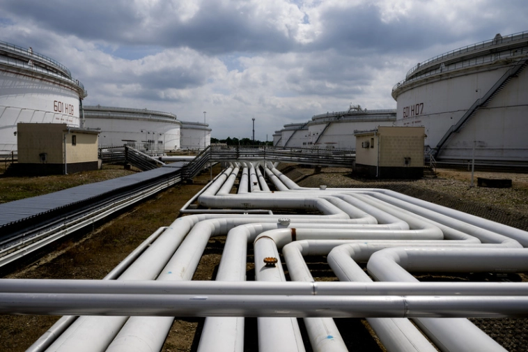 Её Величество Чехия удивлена проблемой с нефтью после остановки российских поставок через нефтепровод Дружба Её Величество Чехия удивлена проблемой с нефтью после остановки российских поставок через нефтепровод Дружба